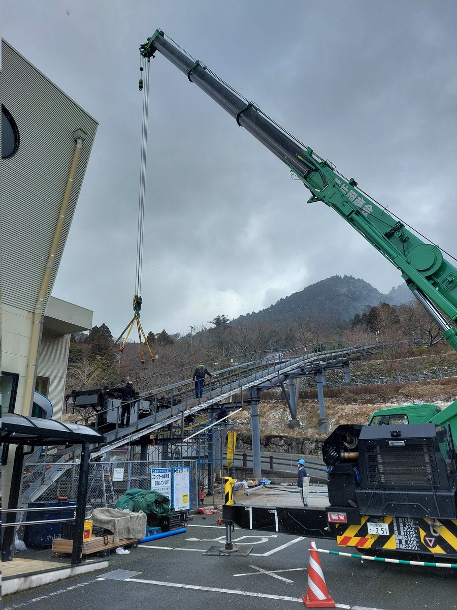 hikosanslopecar's tweet photo. 本日の工事で40名の乗りがレールから取り外されました。
上部車体と下部車体の2つに分けて、クレーンで吊って取り外します。
駐車場に鎮座する上部車体はちょっとシュールです。
#英彦山 #スロープカー #日本 https://t.co/HRioZ6imbW