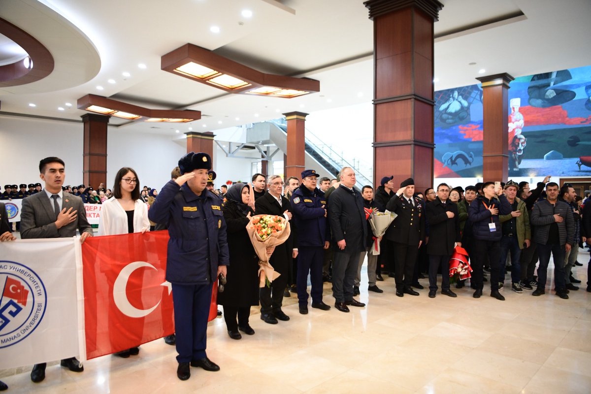 TC_BiskekBE's tweet photo. Ülkemizdeki deprem felaketi nedeniyle arama-kurtarma faaliyetlerine katılan 170 kişilik Kırgızistan Acil Durumlar Bakanlığı ekibini Sayın @mchs_kg Bakanı Boobek Acikeyev ile birlikte karşıladık. 

Kırgız kardeşlerimize şükranlarımızı sunuyoruz. https://t.co/Y2KKhyqujq