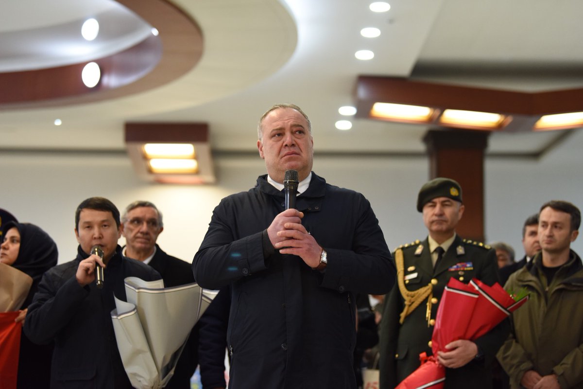 TC_BiskekBE's tweet photo. Ülkemizdeki deprem felaketi nedeniyle arama-kurtarma faaliyetlerine katılan 170 kişilik Kırgızistan Acil Durumlar Bakanlığı ekibini Sayın @mchs_kg Bakanı Boobek Acikeyev ile birlikte karşıladık. 

Kırgız kardeşlerimize şükranlarımızı sunuyoruz. https://t.co/Y2KKhyqujq
