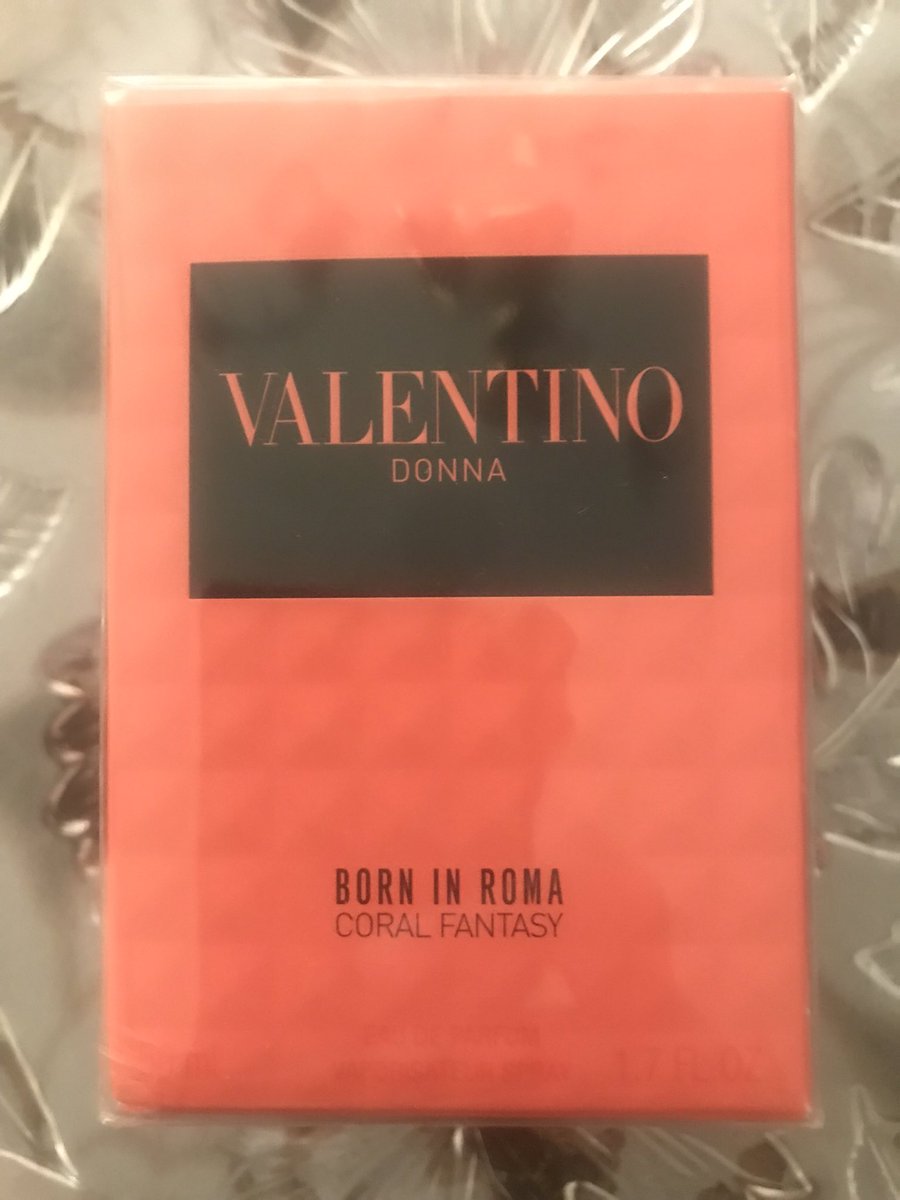 por cierto, ya tengo mi perfume #Valentino 
I love you #suga 
SUGA Agust D TOUR IS COMING
#AgustD #슈가 
#SUGA_AgustD_TOUR 
#sugaxvalentinocouture 
#SugaxValentino
