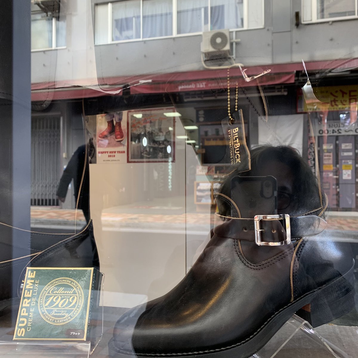 hakuraido2233's tweet photo. 相性抜群です。
茶芯で色を落とすのも良し
メンテしてあえて黒を保つのも良し
銀面保護の意味合いも兼ねて
オススメしてます!
ガラス越しのBLACKはほんと写りませんね
#舶来堂
#革ジャン
#上野アメ横
#ブーツ
#biltbuck
#コロニル https://t.co/QbOineKAlH