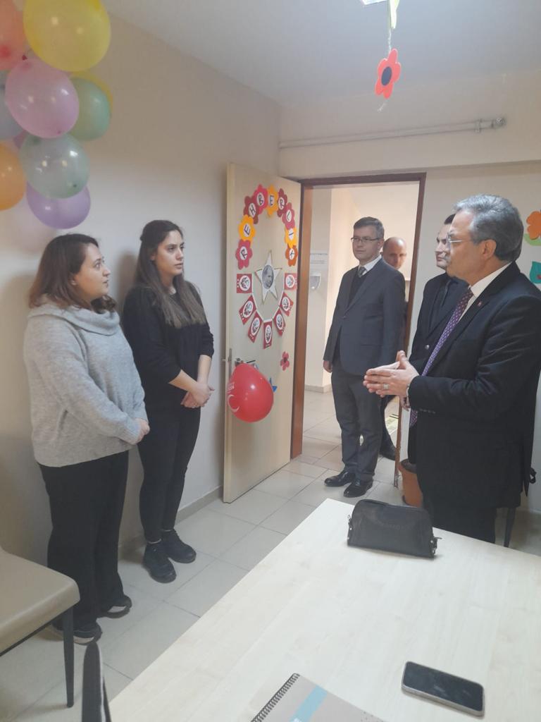 İl MEM Sn. Dr. Önder Arpacı, ikinci dönemin ilk gününde, <a href="/uzunkoprumem1/">uzunkoprumem</a> kredi yurtlar kurumuna gelen depremden etkilenmiş ailelerimizi ziyaret etti; öğrenci nakil komisyonu ve rehberlik hizmeti sunan öğretmenlerimizle bir araya geldi.

<a href="/tcmeb/">Millî Eğitim Bakanlığı</a> <a href="/edirne_valiligi/">Edirne Valiliği</a> <a href="/Dr_Onderarpaci/">Dr. Önder ARPACI</a>