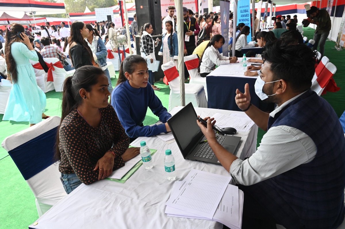 SanjaySingh_IPS's tweet photo. Our 13 trade partners imparted skill training to1250 YUVA candidates. They were selected &amp; given job offers/ letter of intent during the job fair program by 49 companies.

जीवन का यह नया अवसर ढेर सारी ख़ुशियाँ और सुख समृद्धि लेकर आए, आप सब को new jobs की हार्दिक शुभकामनाएँ! https://t.co/xMWS4rRz3q