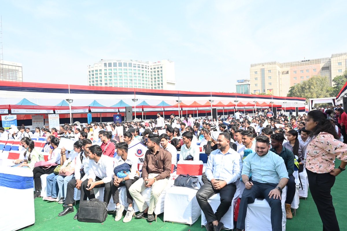 SanjaySingh_IPS's tweet photo. Our 13 trade partners imparted skill training to1250 YUVA candidates. They were selected &amp; given job offers/ letter of intent during the job fair program by 49 companies.

जीवन का यह नया अवसर ढेर सारी ख़ुशियाँ और सुख समृद्धि लेकर आए, आप सब को new jobs की हार्दिक शुभकामनाएँ! https://t.co/xMWS4rRz3q