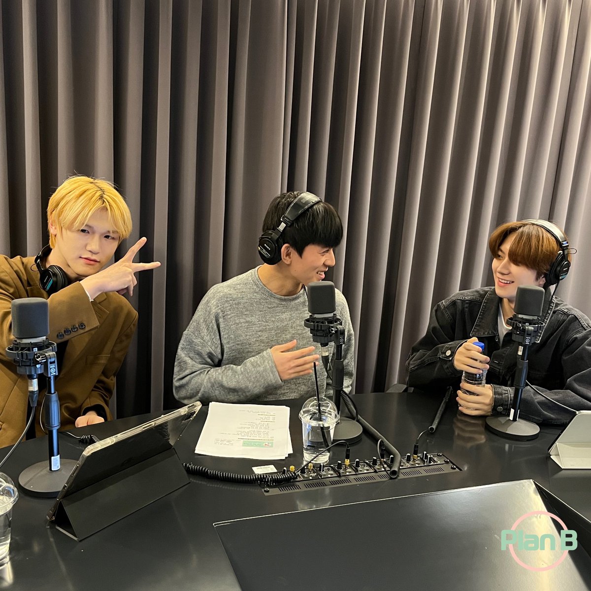 #저스트비 의 #플랜비

우리의 자랑 배쨈디(#배인 #JM) 그리고 콩상우(#김상우)와 즐거웠던 시즌1 비하인드컷 같이 봐요📸  #PLANB 는 플로에서 언제든지 다시 들을 수 있습니다🌷 다시 만나는 날까지 잠시만 안녕해요💙 #JUSTB #또만나요