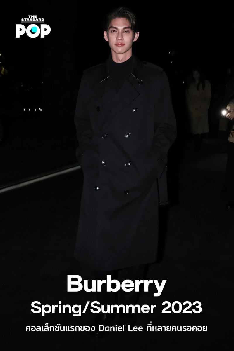 TheStandardPOP's tweet photo. และแล้วคอลเล็กชันแรกของ Daniel Lee หัวหน้าฝ่ายสร้างสรรค์คนใหม่ของ #Burberry ก็มาถึง ซึ่งครั้งนี้เขาตอกย้ำและแสดงพลังของดีไซเนอร์อังกฤษที่เข้าใจความเป็นอังกฤษสมัยใหม่ได้เป็นอย่างดี #BurberryAW23xBright 

https://t.co/0TsjVWyWyE https://t.co/LDUk94Sue8