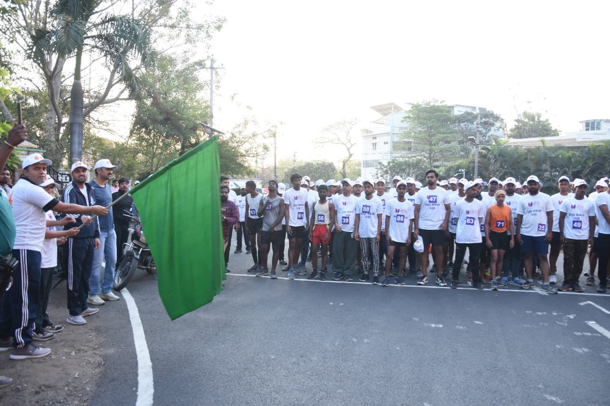 secretarykkrdb's tweet photo. #KKRUN #Marathon
#ಉತ್ಸವ #ಜನೋತ್ಸವ
ಕಲ್ಯಾಣ ಕರ್ನಾಟಕ ಉತ್ಸವ ಅಂಗವಾಗಿ ಕಲಬುರಗಿ ನಗರದಲ್ಲಿ ಆಯೋಜಿಸಿದ #KKRun #Marathon ಗೆ ಕೆ.ಕ���.ಆರ್.ಬಿ ಕಚೇರಿ ಮುಂಭಾಗದಲ್ಲಿ ಚಾಲನೆ ನೀಡಿದ ಸಂದರ್ಭ https://t.co/YPKff0wFAx