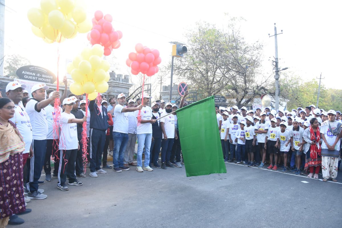 secretarykkrdb's tweet photo. #KKRUN #Marathon
#ಉತ್ಸವ #ಜನೋತ್ಸವ
ಕಲ್ಯಾಣ ಕರ್ನಾಟಕ ಉತ್ಸವ ಅಂಗವಾಗಿ ಕಲಬುರಗಿ ನಗರದಲ್ಲಿ ಆಯೋಜಿಸಿದ #KKRun #Marathon ಗೆ ಕೆ.ಕ���.ಆರ್.ಬಿ ಕಚೇರಿ ಮುಂಭಾಗದಲ್ಲಿ ಚಾಲನೆ ನೀಡಿದ ಸಂದರ್ಭ https://t.co/YPKff0wFAx