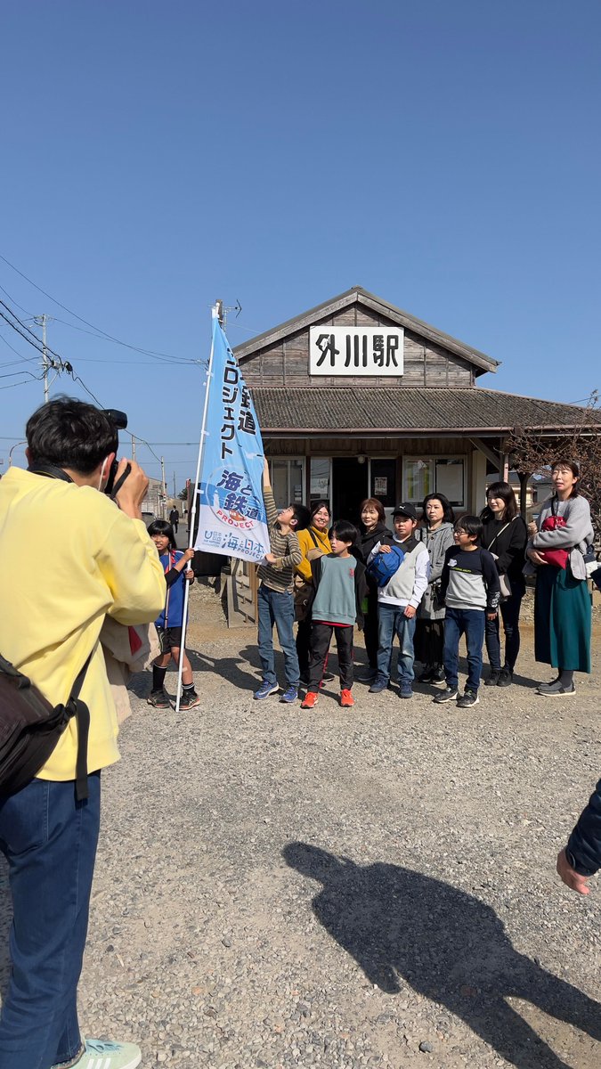 choden_inubou's tweet photo. 2/18(土)に #海と鉄道プロジェクト（@umitetsu_jp）の「風力発電と鉄道教室」が開催されました！
地元の子ども達と鉄道と海の繋がりについて楽しく学ぶイベントです。
「地球の丸く見える丘展望館」から銚子の洋上風力施設を眺めた後、貸切電車内で鉄道電気の仕組みを運転士が解説しました！ https://t.co/PVzVnDOmpU