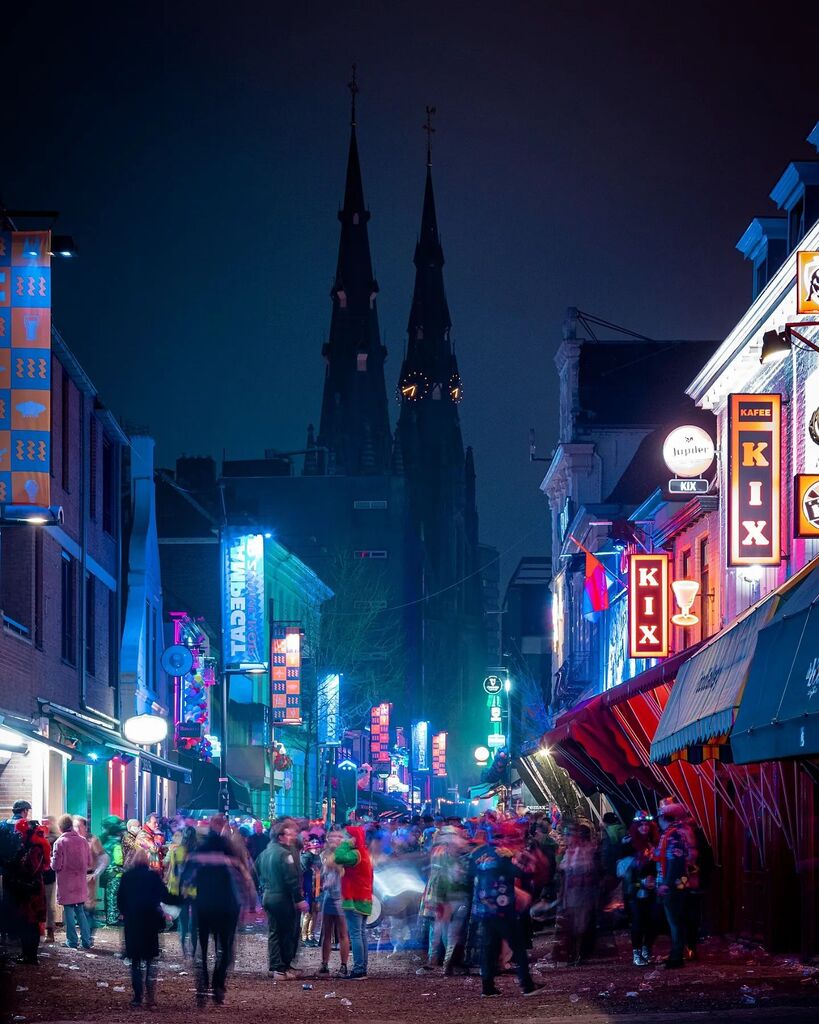 jetimmer's tweet photo. Carnaval De Eindhoven
Anyone else celebrate carnaval this weekend? I definitely had a good time watching the parade on Saturday, and the party afterwards.
Yesterday evening I changed my beer glass for my camera and headed back to take these pictures.
Whi… https://t.co/jz12NjkmJU https://t.co/VqZWAm6rLn