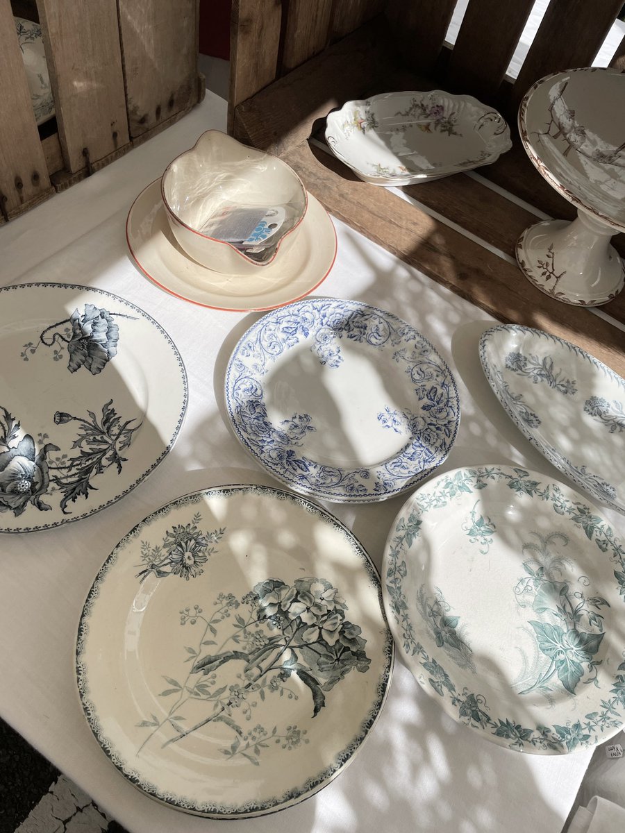 「蚤の市で骨董品をゲットして、紙屋さんで版画紙を買って、ジムに行って帰ってきました」|石川真衣/版画家のイラスト