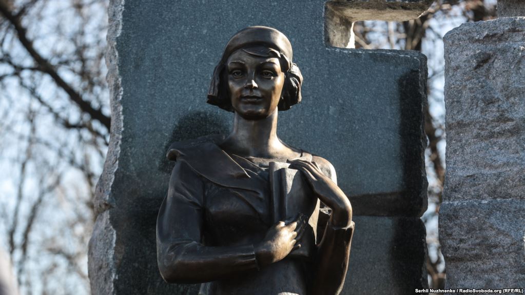falledlenin's tweet photo. В цей день 1942 року разом із чоловіком була розстріляна гестапівцями в Бабиному Яру Олена Теліга — українська поетеса, діячка ОУН. На сірому мурі залишила вона свій останній автограф: угорі намальовано тризуб і напис — «Тут сиділа і звідси йде на розстріл Олена Теліга». https://t.co/HdfwPWYCFj