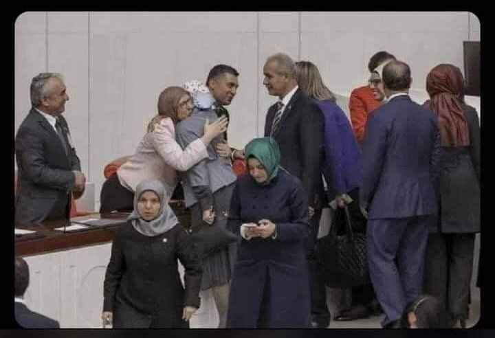 Mecliste 45 öğrenciye tecavüz edilen Ensar vakfı’nın soruşturulması reddedildikten sonra artık hiç birşey eskisi gibi olmayacaktı..
İste ahlâk o gün bu toprakları terk etti ve yıkım o gün başladı !!