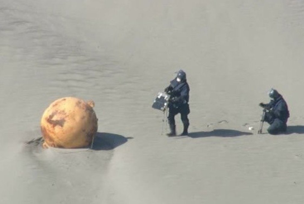 AlertaMundoNews's tweet image. 🇯🇵 | ÚLTIMA HORA: Un objeto sospechoso parecido a una "bola de hierro de aproximadamente 1,5 metros de diámetro" fue encontrado en la playa de Enshuhama en la ciudad de Hamamatsu. La policía ha declarado un área de 200 metros fuera de los límites debido a posibilidad de explosión