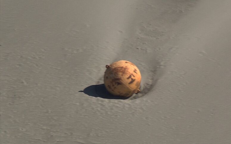 AlertaMundoNews's tweet image. 🇯🇵 | ÚLTIMA HORA: Un objeto sospechoso parecido a una "bola de hierro de aproximadamente 1,5 metros de diámetro" fue encontrado en la playa de Enshuhama en la ciudad de Hamamatsu. La policía ha declarado un área de 200 metros fuera de los límites debido a posibilidad de explosión