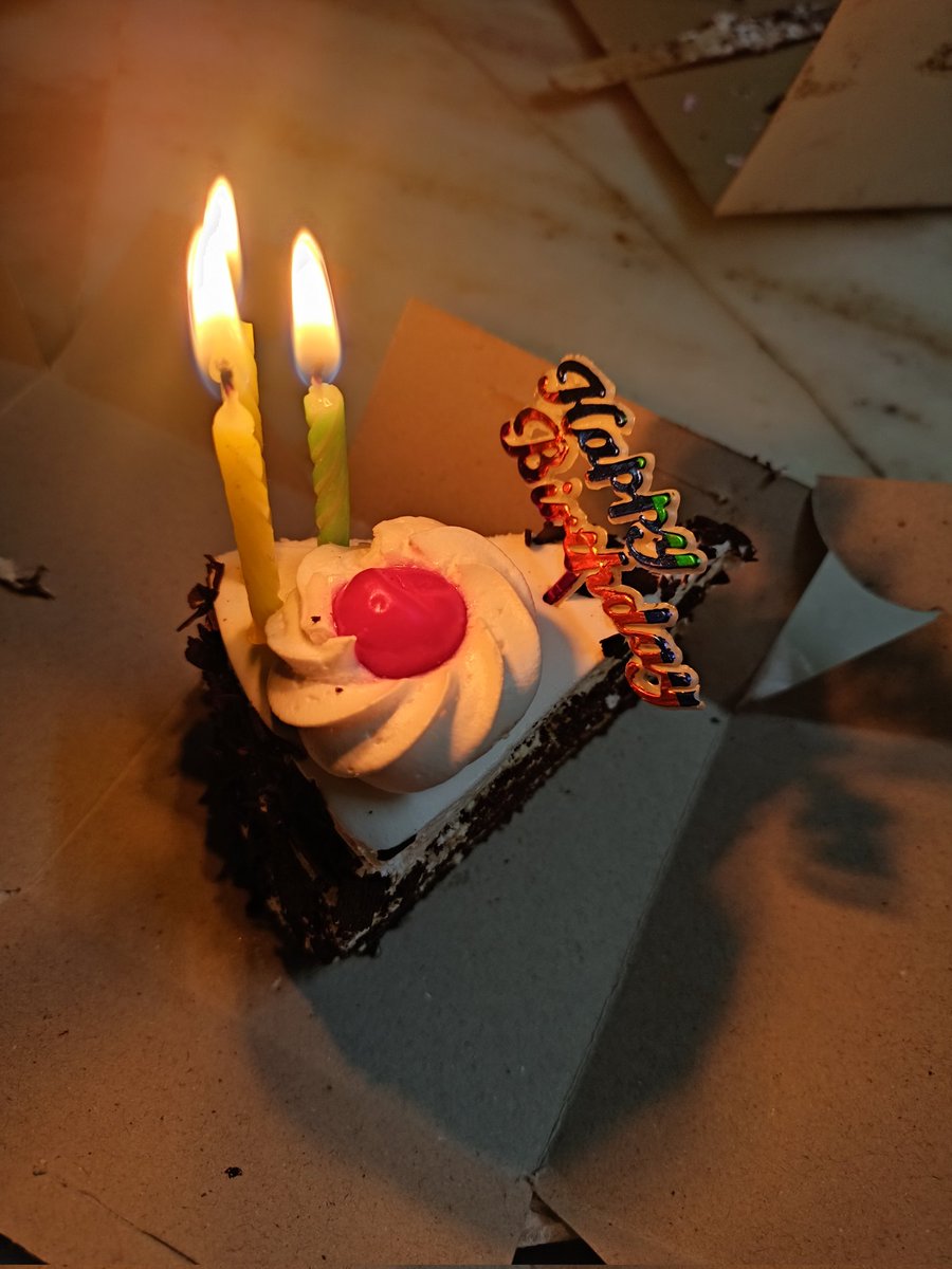 i__pihu's tweet photo. It's my Birthday 🎂✨👀
#Happybirthdaytome https://t.co/peWEkChS8v