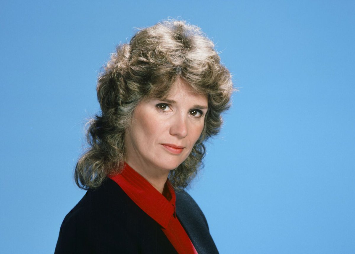 cliffhangertwit's tweet photo. Disparition de #BarbaraBosson qui fut l'épouse de #StevenBochco et l'une des protagonistes de #HillStreetBlues dans laquelle elle interprétait Fay Furillo pendant 6 saisons.Elle fut aussi de la géniale #MurderOne et de l'ovni créé par Bochco, #CopRock. Elle avait 83 ans https://t.co/lPNyt5T8tP