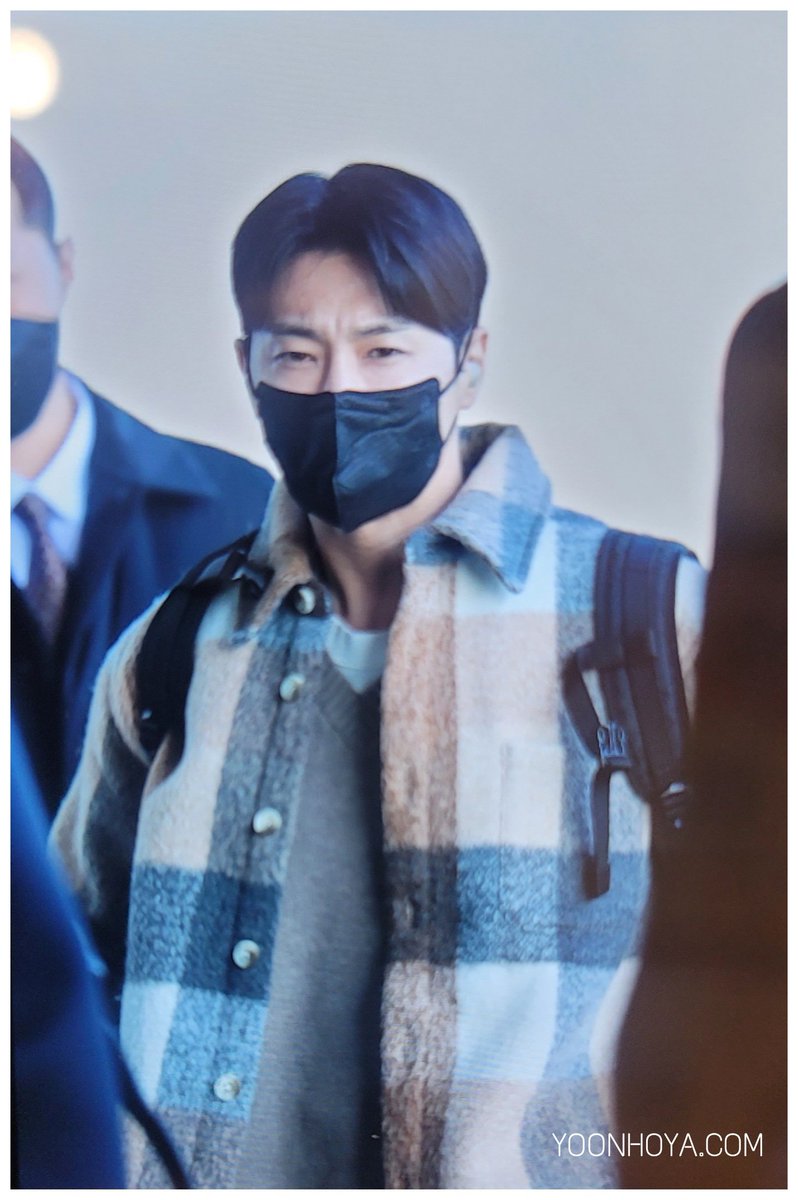 YOONHOYA_COM's tweet photo. 230221 윤호 출국! 잘 다녀와~

#유노윤호 #TVXQ! https://t.co/kFviA4c0qA