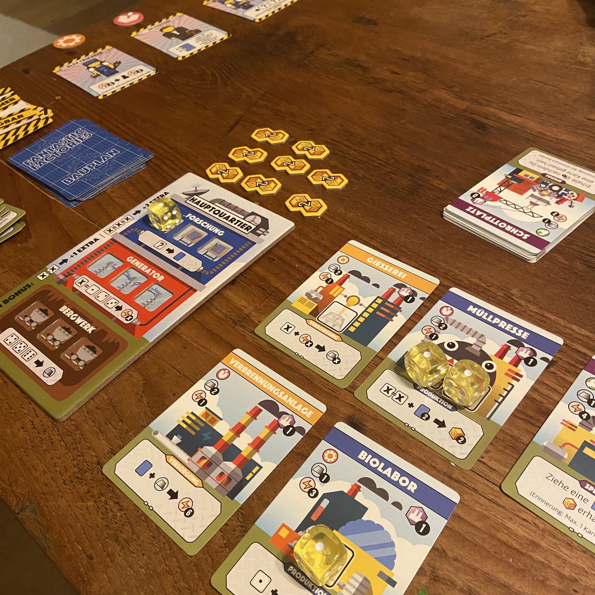 pjenke's tweet photo. About last night zu zweit mit @jdn_hamburg : #Riftforce (Kampf ums Riff mit Karten, die durch ihren gedrafteten Typ leicht unterschiedliche Fähigkeiten haben) und #FantasticFactories (weiter toll, fühlt sich so aber an, als ob beide solo spielen). https://t.co/EQkp0UnuK8