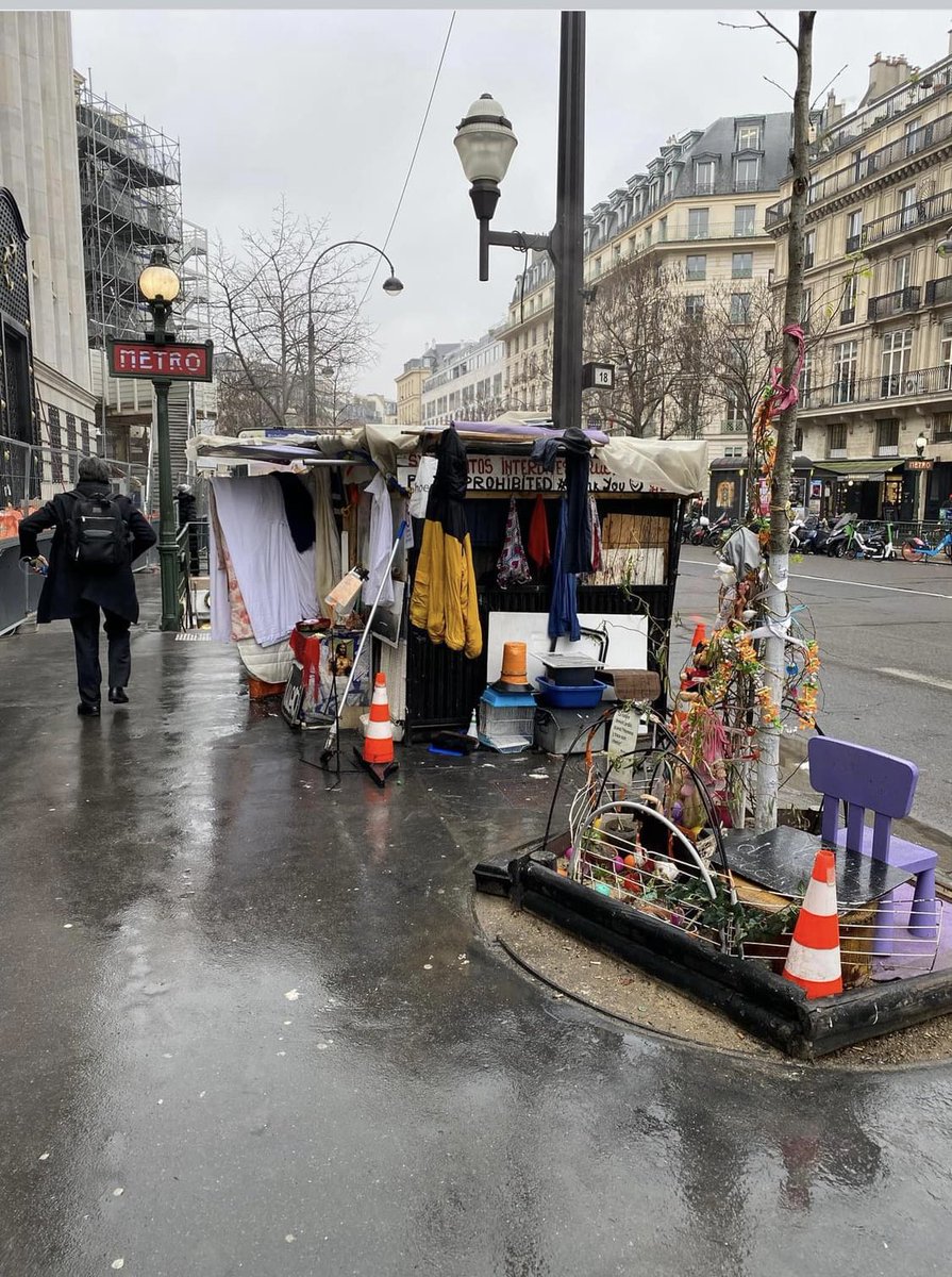 Iceberg942's tweet photo. Mini-flat, nice view, direct to Subway, low rent, ask for @Anne_Hidalgo @David_Belliard @mairiedeparis #parissaccage #jeuxolympiquesparis2024 https://t.co/8FA6okV0qt