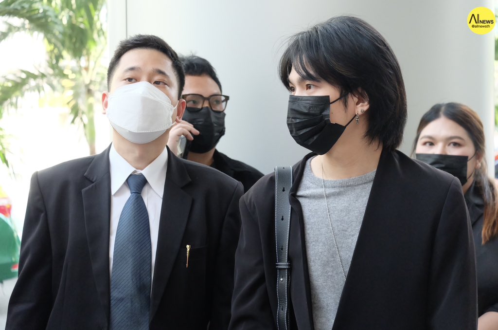 AllNews_th's tweet photo. บิว จักรพันธ์ พร้อม ทนายความ เดินทางมาถึง ศาลอาญา พร้อมยืนฟ้อง คู่กรณี เป็นที่เรียบร้อยแล้ว

#BuildJakapan 
#บิวจักรพันธ์ https://t.co/RQeV4mUe3r