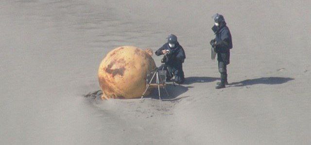 AlertaMundoNews's tweet photo. 🇯🇵 | URGENTE: Un objeto sospechoso que se asemeja a una "bola de hierro con un diámetro de aproximadamente 1,5 metros" fue descubierto en una playa en Japón. La policía ha restringido el área hasta 200 metros de entrada debido a la posibilidad de explosiones. https://t.co/3XjzqEpE0e