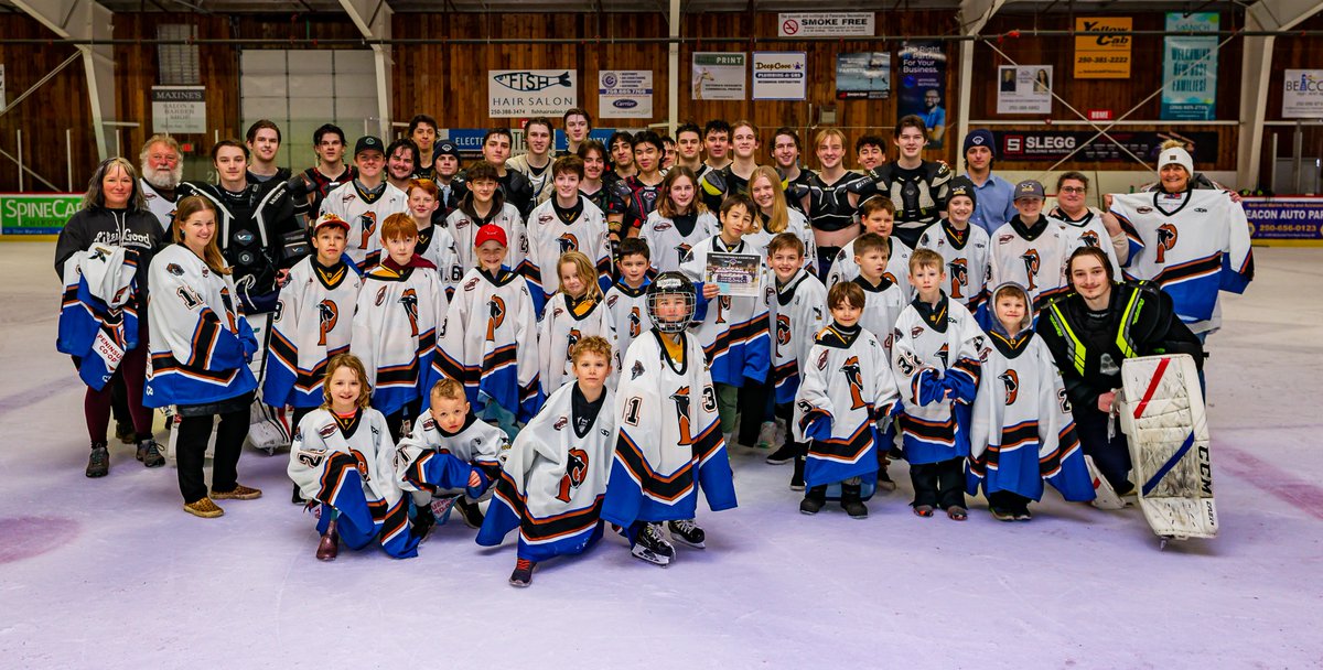 A great end to #FamilyDay as many fans and youth players went home with a <a href="/ppanthersvijhl/">Peninsula Panthers</a> special <a href="/peninsulacoop/">Peninsula Co-op</a> sponsored game jersey following today's game.  #VIJHL #Hockey #HockeyFans