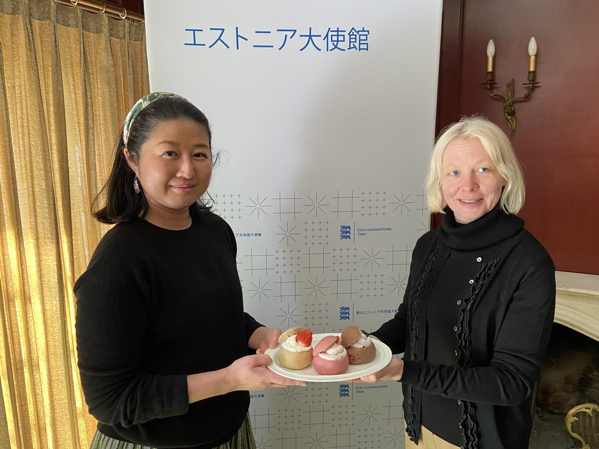 今日はヴァストラの日です！⛸️@keiesti はエストニアのヴァストラクッケル　(セムラ、ラスキアイスプッラも）を作りました！
ラズベリー、ブルーベリー、クラウドベリーの3種類を入れました！🍓🫐