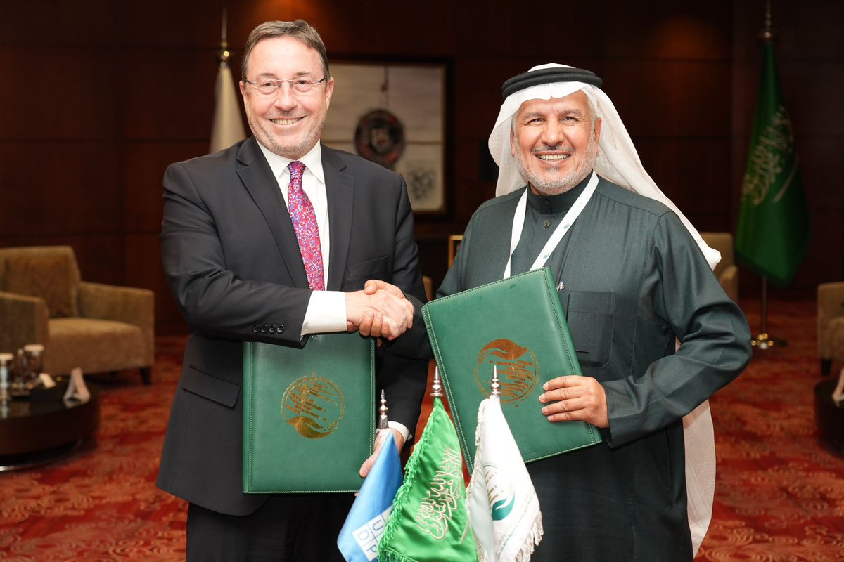UNDPArabStates's tweet photo. Dr Abdullah Al Rabeeah,Supervisor General @KSRelief &amp; @UNDP Administrator @Asteiner announced today a new agreement to provide development responses to humanitarian crises whether human-made or natural disasters across the Arab States region &amp; beyond #RIHF https://t.co/s87lxsmFCi https://t.co/dJeQ6awFY2