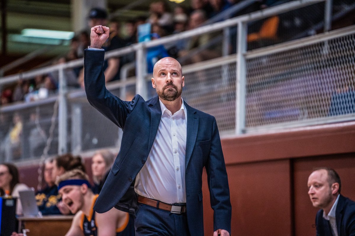GullsBasketball's tweet photo. Jussi Laakso siirtyy pois Helsinki Seagullsin päävalmentajan tehtävästä kauden päätteeksi. 

Seagullsin uudeksi päävalmentajaksi astuu joukkuetta yhdessä Laakson kanssa jo neljättä kautta luotsaava Vesa Vertio.

📰 https://t.co/3fb7PrgRhs

📸 Samira Lee
#Gullsnation #Korisliiga https://t.co/2VXDvdZSLo