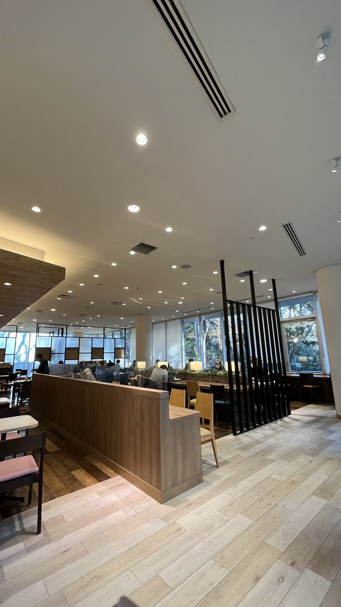 newworkfun's tweet photo. 今日はまたまた駒場東大キャンパス内のCaffé VIGOREへ
PASS有WiFi、カウンター席と大テーブル席に電源完備
3面ガラス張りで開放感満点
目の前が林のため眺めが最高
いつも必ず座れて最強の作業空間
広まらないでほしいけど超絶オススメ
#カフェ巡り #作業カフェ https://t.co/UigmT1YbgV