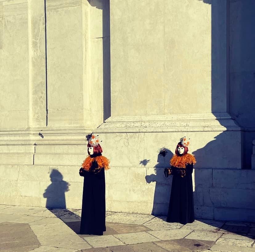 “Io considero il mondo per quello che è: un palcoscenico dove ognuno deve recitare la sua parte.”
#carnevaledivenezia
📸 mia