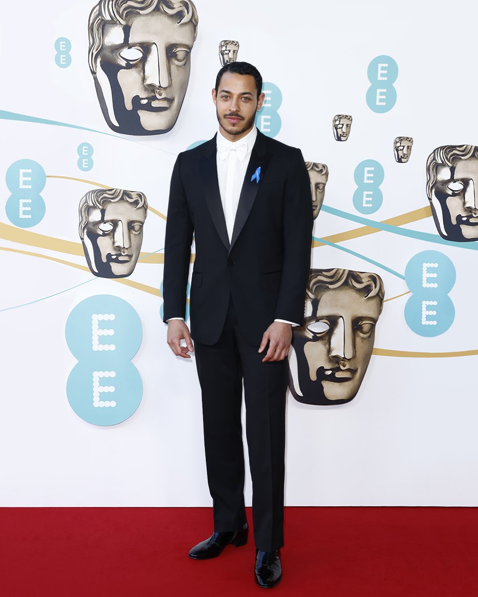 gucci_jp's tweet photo. 英国アカデミー賞 #BAFTAs に、ジョディ・ターナー＝スミス、ダリル・マコーマック、ポール・メスカル、ググ・バサ＝ローがグッチを着用して出席。
スタイリス���
#JodieTurnerSmith: @WaymanandMicah 
#DarylMcCormack: #BenSchofield 
#PaulMescal: #FelicityKay 
#GuguMbathaRaw: @leithclark https://t.co/YAXLUsfrrD