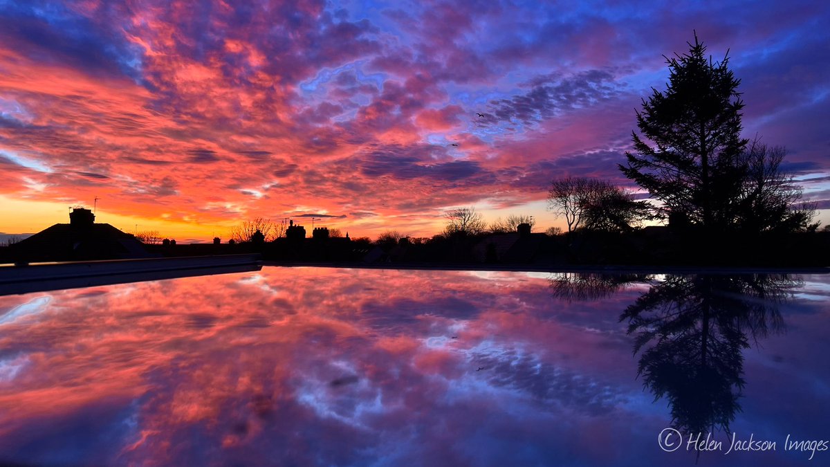 hjimages's tweet photo. Gorgeous sky this morning 🤩 #sunrise #sky #nature https://t.co/JSBLSrv3VW