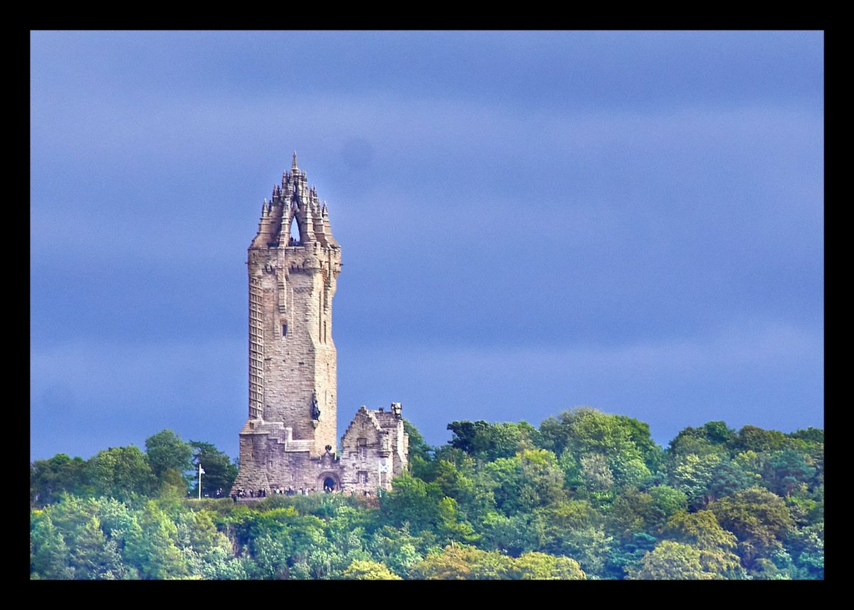 Shot this one just at the beginning of autumn. Cloudy, yet blue skies formed the backdrop to the @thewallacemon #wallacemonument . Am pleased the way this came out despite the distance I was shooting from, camera handheld 🙂 #beautifulscotland @VisitScotland @UndisScot
