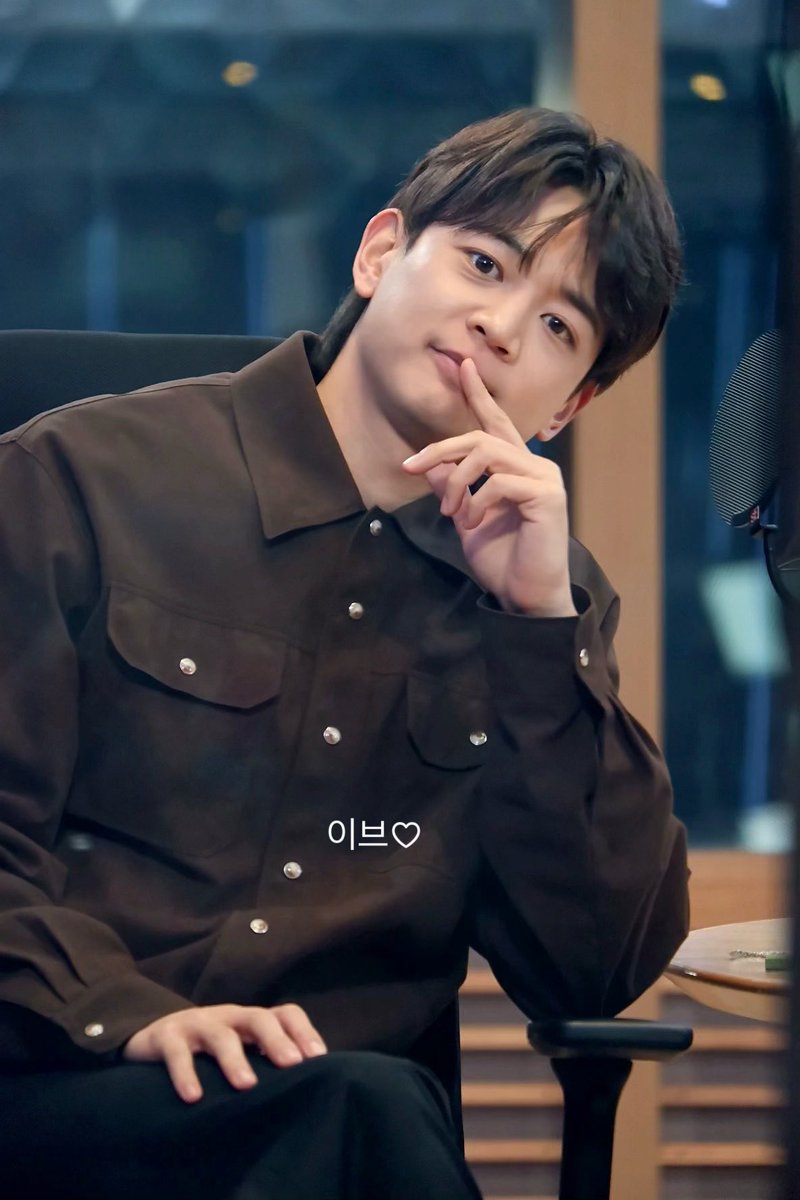AllAbtChoiMinho's tweet photo. 230220. <Kim Eana’s Starry Night>

Kim Eana Starry Night Day 5 with Special DJ Minho fancam

#MINHO #민호 #최민호 #CHOIMINHO #ミンホ #SHINeeMinho #샤이니민호 #MINHO_CHASE #SHINee #샤이니 @SHINee @shinetter https://t.co/1gVRhbvmnr
