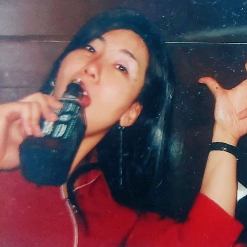 [잭다니엘]

요즘 이사준비 하느라 짐정리중인데, 애들이 지하창고에서 옛날앨범 발견. 극비사진들 속속 들키는중😅

#20대 #음악 과 #시 와 #잭다니엘 🥃