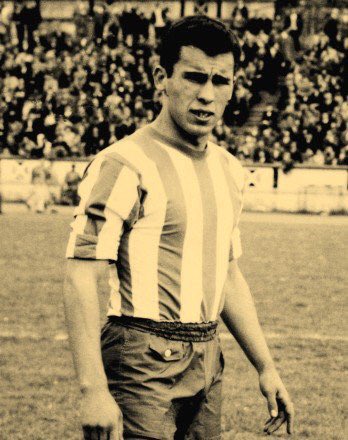 falouchacon's tweet photo. Ídolo de mi padre, la granja vieja se llenaba solo para verlo ,DEP maestro #VictoriaCf #Depor #RealMadrid https://t.co/1vlmd8wywz