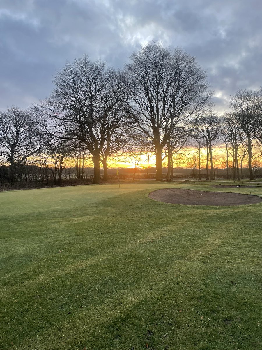 HindleyHGC's tweet photo. Beautiful morning out here a quick brush and blow on greens, then bunker work continues #atpace #topbbing https://t.co/20cgfjV7Qj