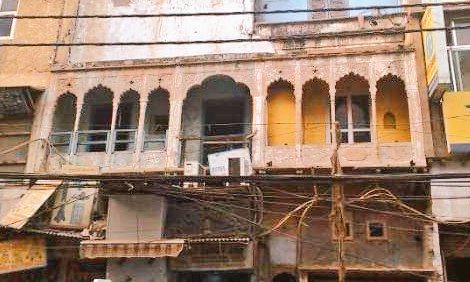 IndiaArtHistory's tweet photo. "Har shakhs tawaif hai, har jast mujra hai,
Tamannaon ke bazaar mei duniya ek kotha hai"..
Beautiful Jharokhas on the Lanes of #ChawriBazar, Old #Delhi, where once Mughal era courtesans lived and performed #Mujras. https://t.co/t2hcgnhXt2