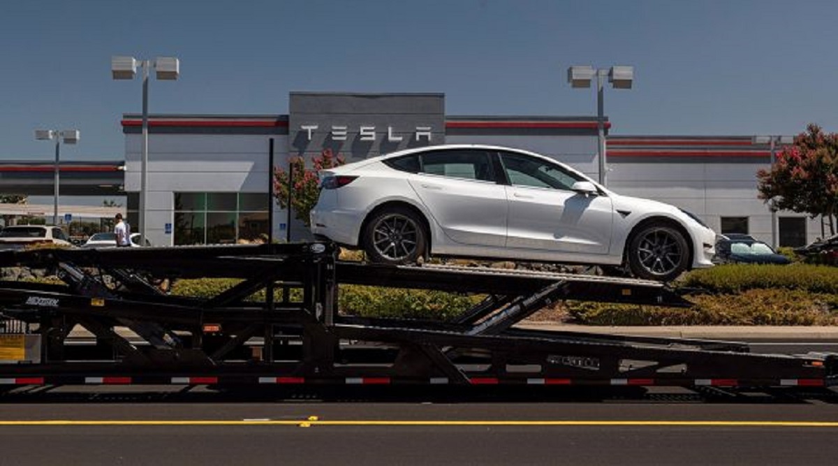 doft_com's tweet photo. Tesla Recalls 362,000 Cars Due to Self-Driving Crash Risk https://t.co/o7IThqaSUF https://t.co/FOe2BbYcK1