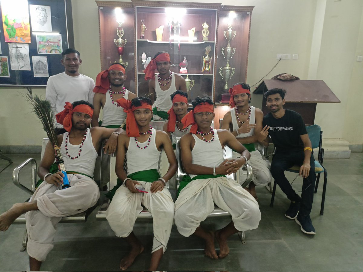 newhostelru's tweet photo. Inter-Hostel group dance competition was organized by West_Hostel to commemorate their Annual_Function and our New_Hostel boy's became CHAMPION defeating all other hostel's. It's a pleasure n proud moment for all of us.
#Total_New
#Ravenshaw_University
#Dhemsa
#Silver_City https://t.co/Of58Ep8veb