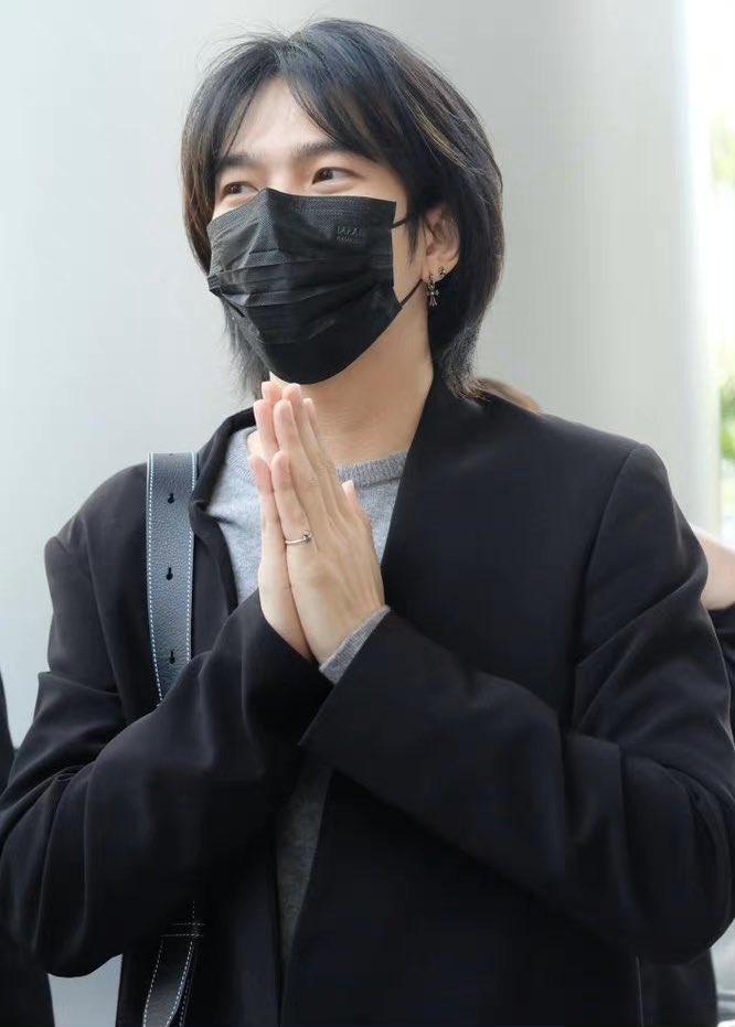shierhuayee's tweet photo. Please don’t cry 😭😭 we always support you!!#WeAreWithBiu https://t.co/cWEovkk9h6