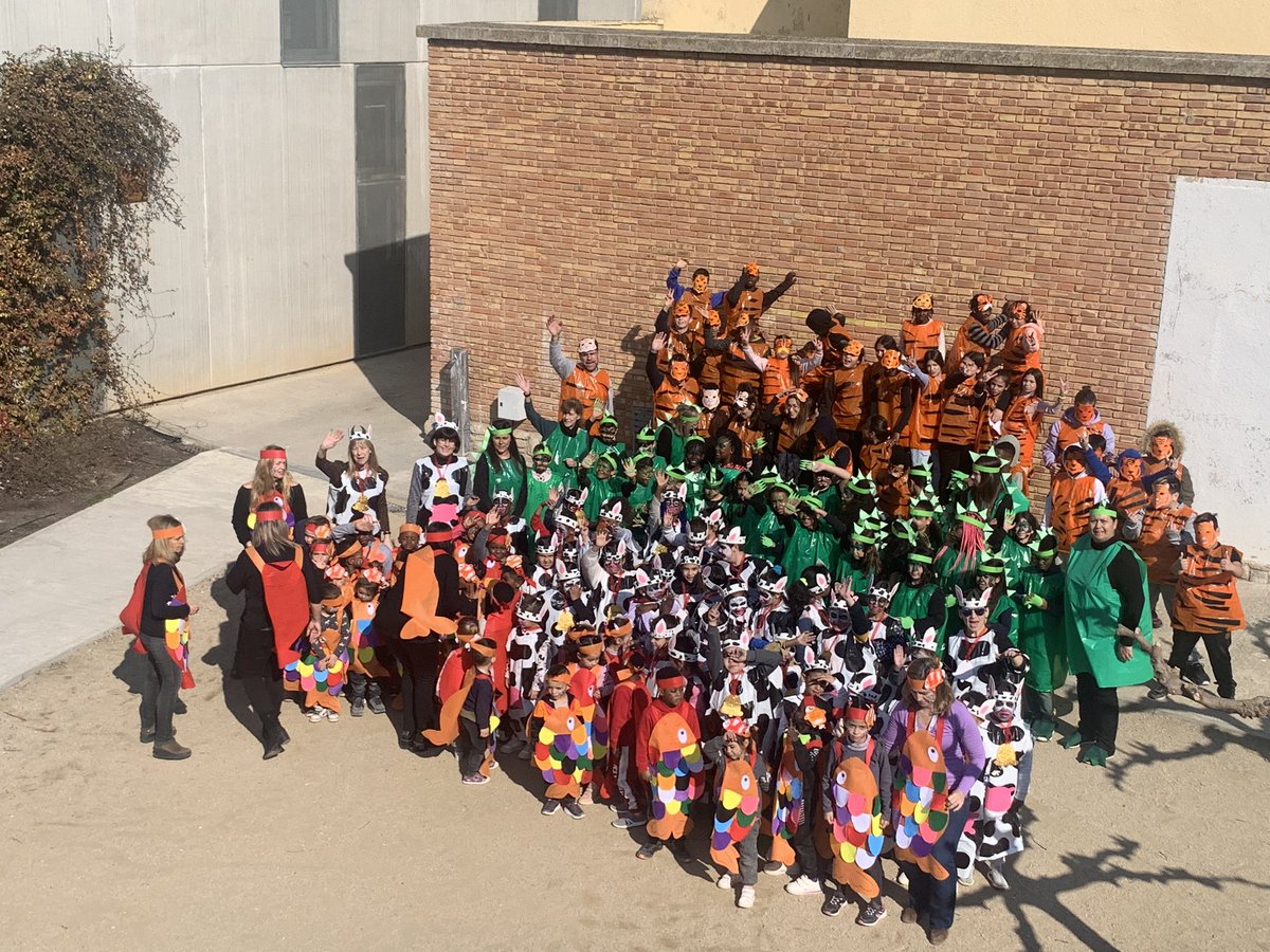 MagiMorera's tweet photo. Divendres vam fer la festa de Carnestoltes, va ser una cel•lebració molt animal. 🐟🐄🐉🐅. #Lleida #Mariola #Carnestoltes https://t.co/KE15qrgJwO
