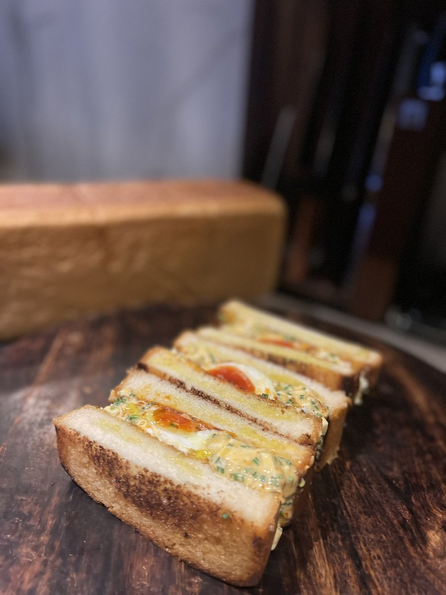 cona_restaurant's tweet photo. Tamago Sando 🇯🇵
A Timeless snack you can find in every convenience store in Japan.
The filling is creamy and bursting with a rich egg-yolk flavor!!!
#homesnack https://t.co/L81ZqaWXV1