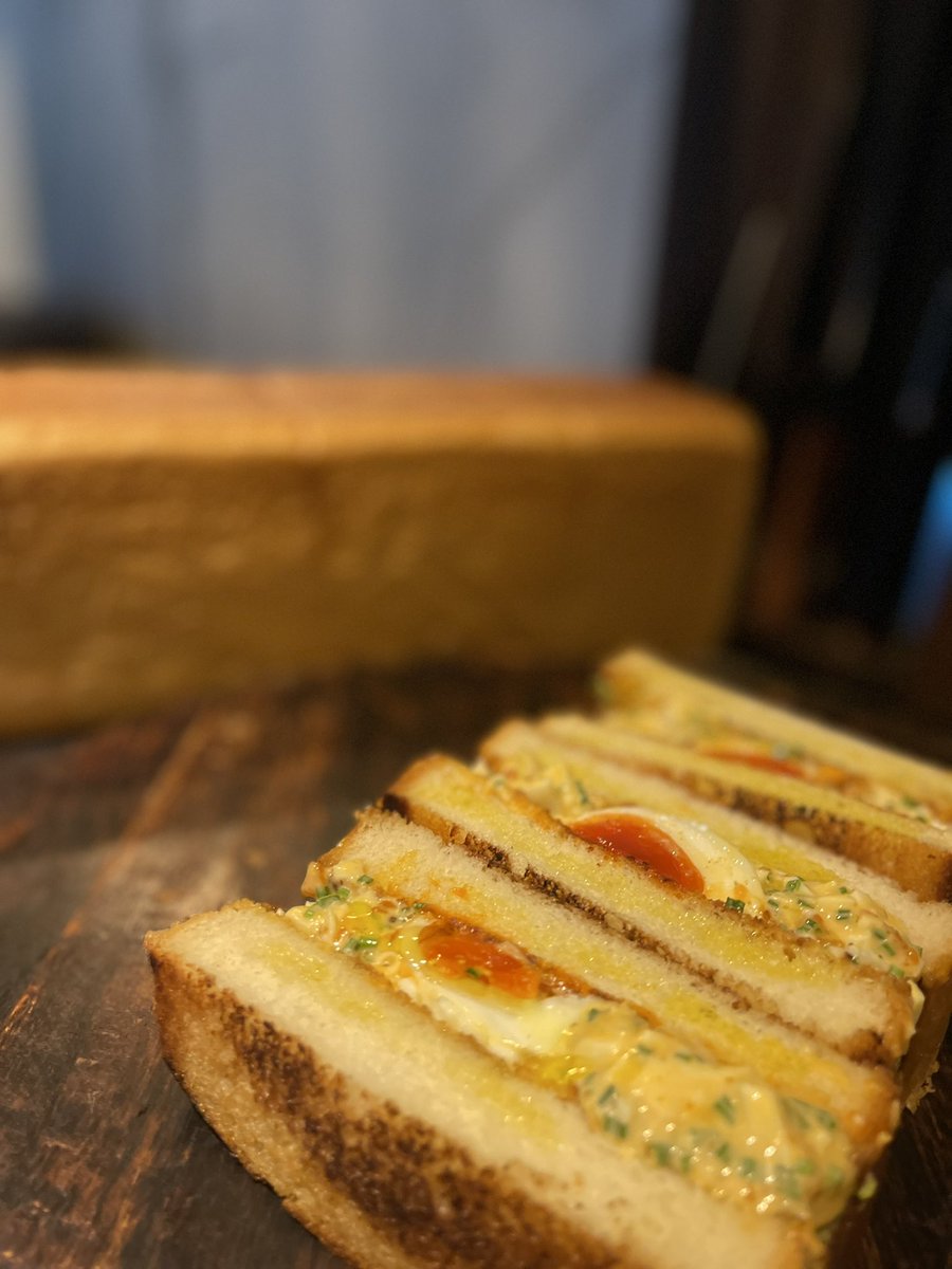 cona_restaurant's tweet photo. Tamago Sando 🇯🇵
A Timeless snack you can find in every convenience store in Japan.
The filling is creamy and bursting with a rich egg-yolk flavor!!!
#homesnack https://t.co/L81ZqaWXV1