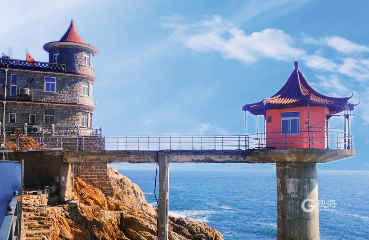 Xiaomai Island, one of the most popular tourist attractions in Qingdao, presents a different kind of charm in winter. GUANHAI
