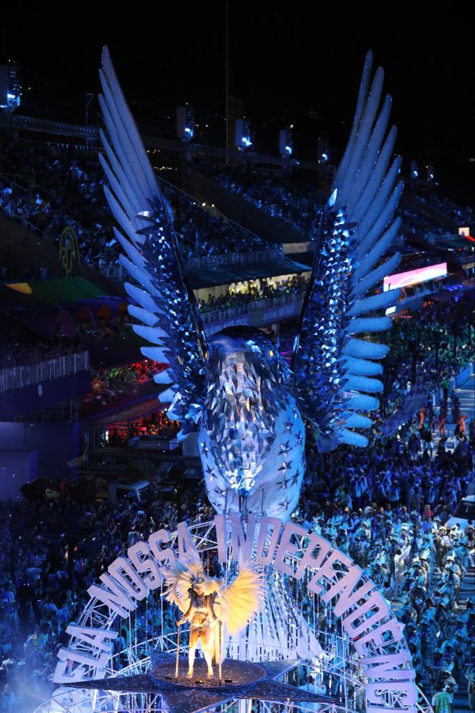 Prefeitura_Rio's tweet image. O tradicional beija-flor fechando o desfile da azul e branco de Nilópolis. 

Comenta aí o que você achou! 

#Carnaval