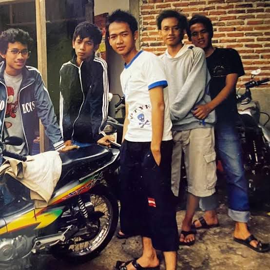 Jaman2 latihan di Blewah studio petukangan.. motor supra 1 di pake bonceng 3 🤣 .. foto ini circa 2004 alias 19 tahun yang lalu..