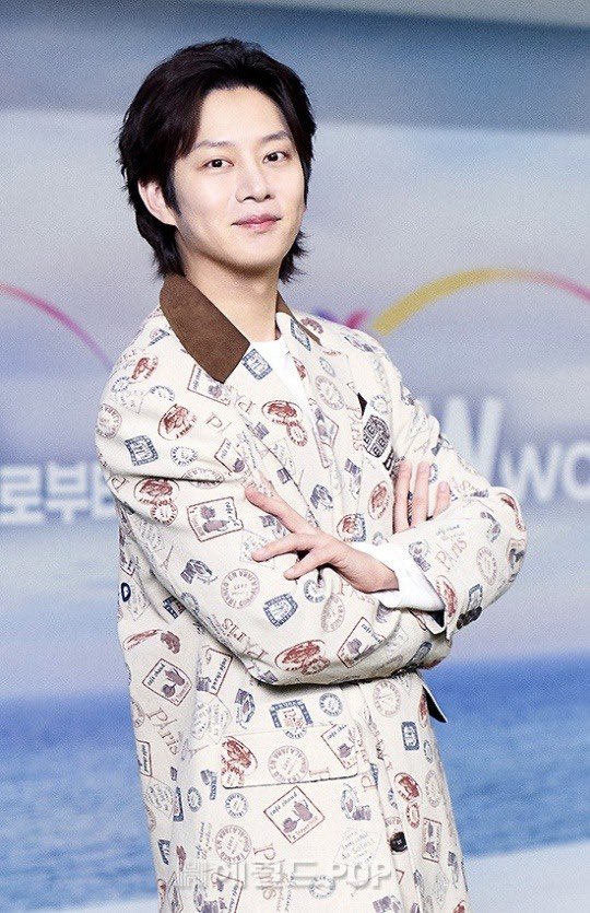 Super Junior Kim Heechul donated 100 million won to the Blue Tree Foundation The donation money will be used to support the healing and recovery of children & teenagers affected by school violence Source: n.news.naver.com/entertain/arti…